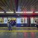 Usuarios no Metro carioca — Foto: Leo Martins / Agência O Globo
