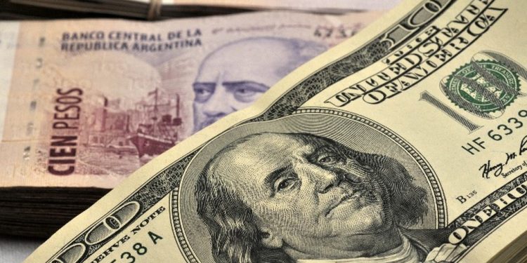 Na semana das eleições legislativas na Argentina, dólar voltou a ficar a um passo do teto da faixa de flutuação — Foto: Bloomberg