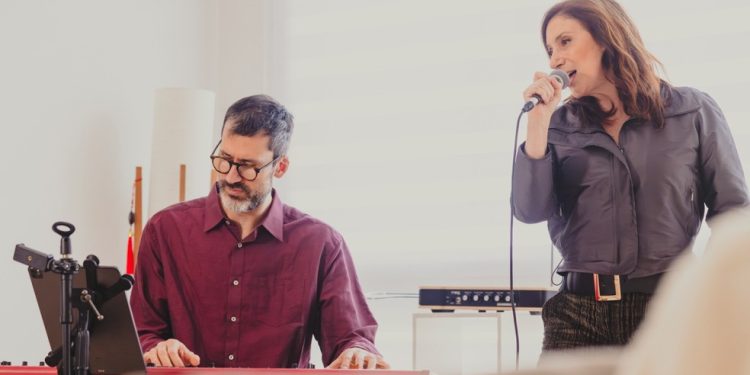 Zizi Possi ensaiando para o show "Choro das águas" com o pianista Daniel Grajew — Foto: Marcos Hermes