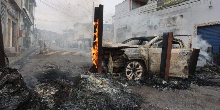 Complexos do Alemão e da Penha são alvos de megaoperação para conter avanço do CV — Foto: Fabiano Rocha / Agência O Globo