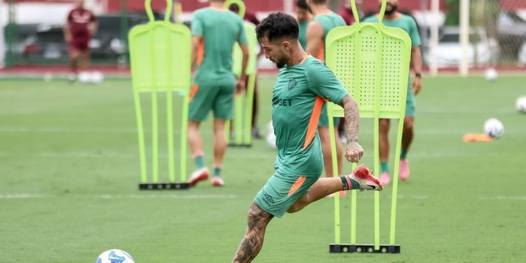 Lucho Acosta em treino do Fluminense — Foto: LUCAS MERÇON / FLUMINENSE F.C.