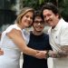 Arthur, hoje aos 19 anos, abraçado por seus seus pais, Ana Paula e Paulo — Foto: Divulgação/Perinatal