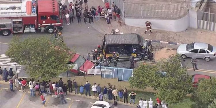 Acidente entre van escolar e micro-ônibus deixa ao menos cinco crianças feridas em Guarulhos (SP) — Foto: TV Globo