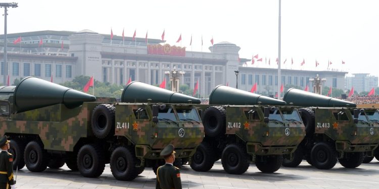Exército de Libertação Popular da China exibe partes de mísseis intercontinentais durante desfile militar na Praça da Paz Celestinal — Foto: Qilai Shen/Bloomberg