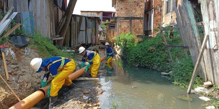 obras na primeira comunidade de palafitas no Brasil a receber uma rede de coleta e tratamento de esgoto; — Foto: Divulgação/Aegea