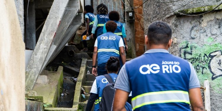 Funcionários da Águas do Rio durante atuação em comunidades — Foto: Divulgação/Águas do Rio
