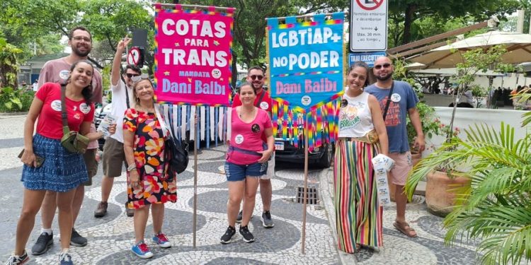 Amigos se reúnem para a 30° Parada do Orgulho LGBT+ em Copacabana — Foto: Walter Farias