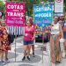 Amigos se reúnem para a 30° Parada do Orgulho LGBT+ em Copacabana — Foto: Walter Farias
