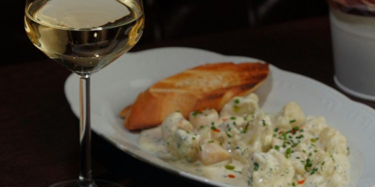 Ama massa? Aprenda o passo a passo de um linguini de mexilhões com chardonnay