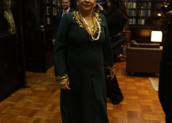 Na ABL, Ana Maria Gonçaves apresenta seu fardão confeccionado por artesãos da Portela — Foto: Alexandre Cassiano/ Agência O GLOBO