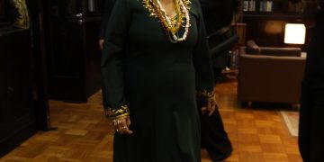 Na ABL, Ana Maria Gonçaves apresenta seu fardão confeccionado por artesãos da Portela — Foto: Alexandre Cassiano/ Agência O GLOBO