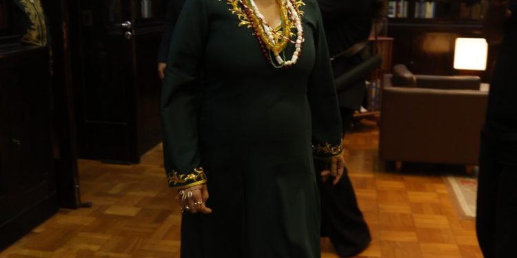 Na ABL, Ana Maria Gonçaves apresenta seu fardão confeccionado por artesãos da Portela — Foto: Alexandre Cassiano/ Agência O GLOBO