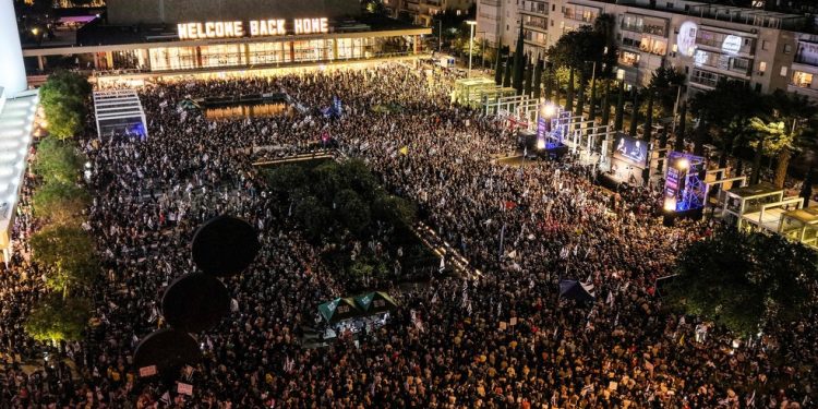 Manifestantes protestam contra criação de comissão de inquérito sobre 7 de outubro nomeada por Netanyahu — Foto: Jack Guez/AFP