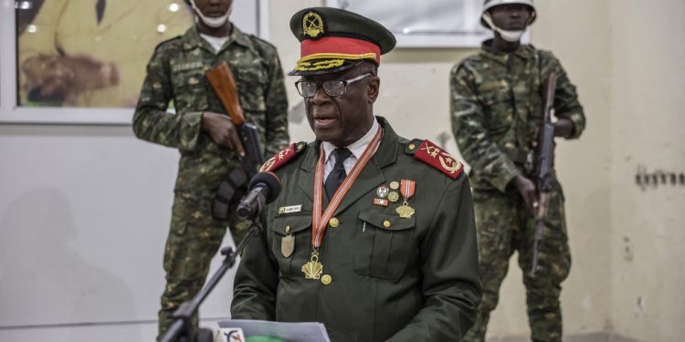 O general do Exército da Guiné-Bissau, Horta N'Tam, toma posse como líder da transição e líder do Alto Comando em Bissau, em 27 de novembro de 2025 — Foto: PATRICK MEINHARDT / AFP