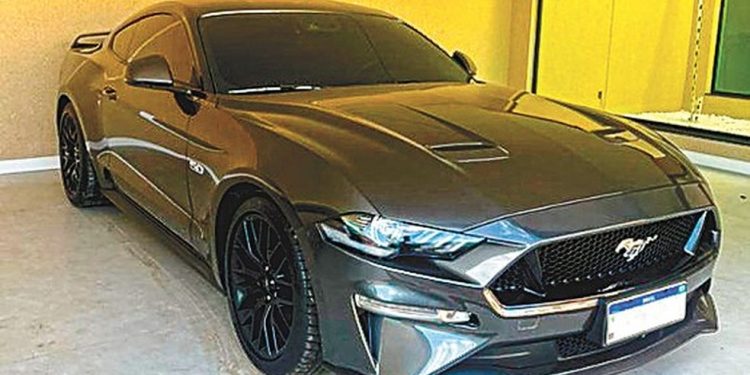 A Polícia Federal apreendeu dinheiro em espécie e dois carros de luxo durante a nova fase da Sem Desconto — Foto: Reprodução