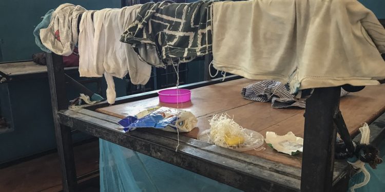 Pertences são vistos dentro de um dormitório estudantil — Foto: IFEANYI IMMANUEL BAKWENYE/AFP