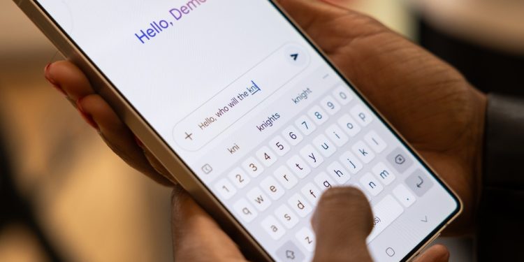 A Samsung utiliza o chatbot Google Gemini para alimentar seus recursos de inteligência artificial — Foto: Bloomberg