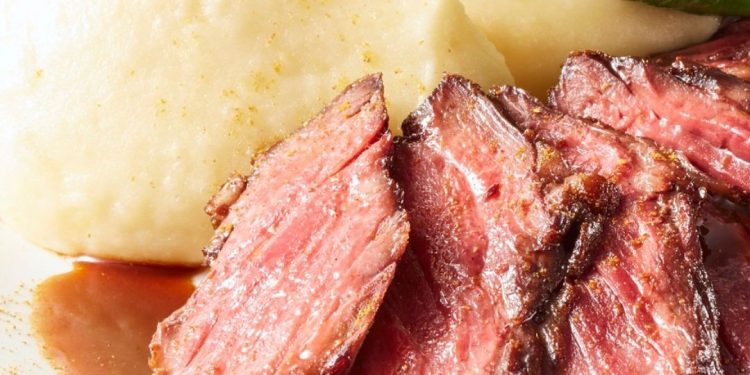 Aprenda como prepar fraldinha marinada em shoyu e tamarindo com aligot de aipim