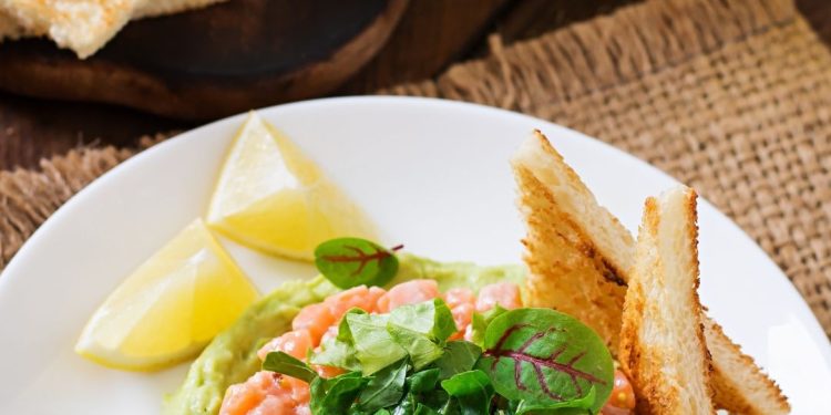 Aprenda receita de tartare de atum com ovas massago e avocado