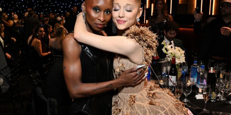 Ariana Grande e Cynthia Erivo — Foto: Getty Images