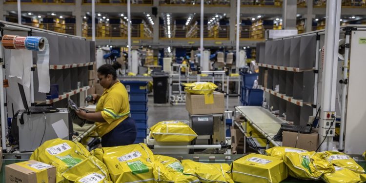 Funcionário separa produtos embalados no centro de distribuição do Mercado Livre em São Paulo — Foto: Bloomberg