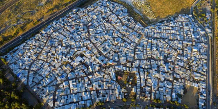 Vista aérea mostra o bairro "Un Nuevo Amanecer" (Um Novo Amanhecer), na comuna de Cerrillos, Região Metropolitana de Santiago, em 11 de novembro de 2025 — Foto: JAVIER TORRES / AFP