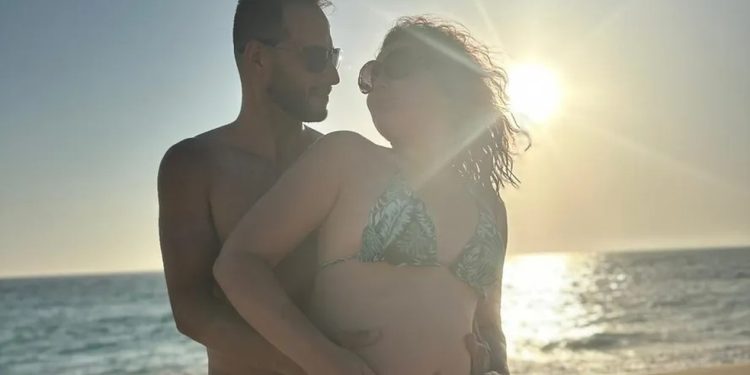 Uma das últimas fotos do casal: Alisson e Mayla, grávida, na praia em Portugal — Foto: Arquivo pessoal para Portugal Giro