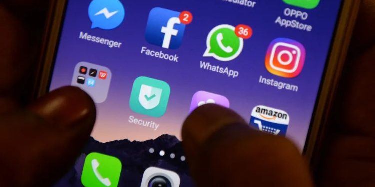 Projeto do governo prevê estímulo fiscal para as grandes plataformas de tecnologia que pagarem por uso de conteúdo — Foto: Arun Sankar/AFP