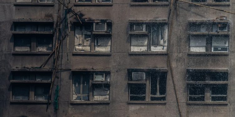 As primeiras conclusões centraram a atenção nos painéis de espuma instalados para proteger os vidros das janelas. As autoridades municipais afirmaram que os painéis eram altamente inflamáveis e aceleraram a propagação do incêndio — Foto: Lam Yik Fei/New York Times