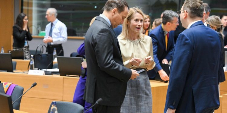 O Ministro das Relações Exteriores da Polônia, Radoslaw Sikorski, ouve a ministra das Relações Exteriores da UE, Kaja Kallas, durante uma mesa-redonda no âmbito da reunião do Conselho de Assuntos Externos — Foto: Nicolas Tucat/AFP