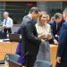 O Ministro das Relações Exteriores da Polônia, Radoslaw Sikorski, ouve a ministra das Relações Exteriores da UE, Kaja Kallas, durante uma mesa-redonda no âmbito da reunião do Conselho de Assuntos Externos — Foto: Nicolas Tucat/AFP