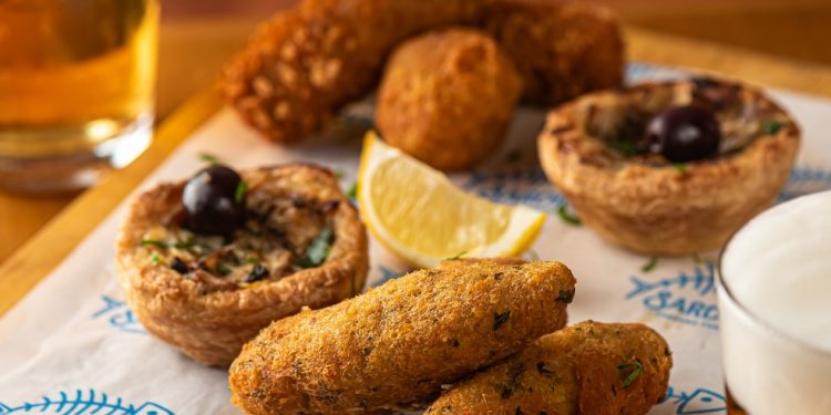 A tábua Porreiro, do Sardinha Taberna Portuguesa: a cada três tábuas de petiscos pedidas, a quarta sai de graça no happy hour — Foto: Divulgação