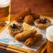 A tábua Porreiro, do Sardinha Taberna Portuguesa: a cada três tábuas de petiscos pedidas, a quarta sai de graça no happy hour — Foto: Divulgação