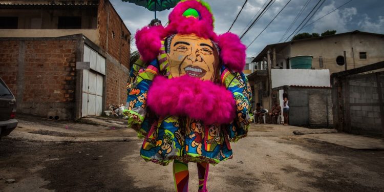 'Turma Bem Feito', registrada em Guaratiba, em 2017, por Andre Arruda. Parte da mostra sobre bate-bolas no Centro Carioca de Fotografia — Foto: Divulgação/Andre Arruda
