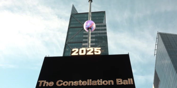 A descida da Constellation Ball marca a nona vez que uma bola desce na Times Square desde 1907 — Foto: Captura de tela/Redes sociais