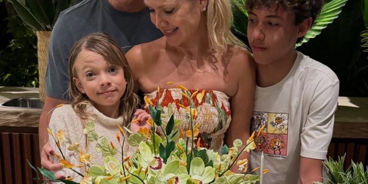 Eliana compartilhou bolo de aniversário e seguidores se derreteram com a obra de arte — Foto: Reprodução Instagram