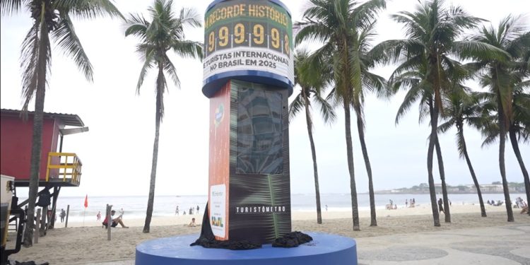 Um dos turistômetros foi instalado no calçadão de Copacabana — Foto: Reprodução