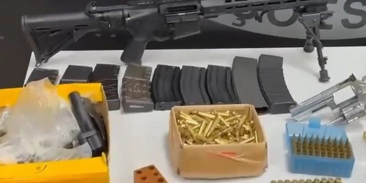 Fuzil e munição apreendidos com CAC que desviava armas para quadrilhas — Foto: Divulgação/Polícia Civil/21-3-2025