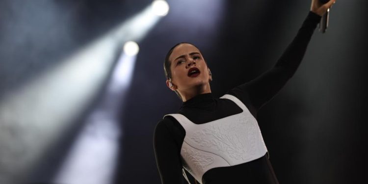 Rosalia no Lollapalooza Brasil 2023 — Foto: Maria Isabel Oliveira / Agência O Globo