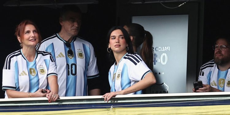 Dua Lipa acompanha partida de futebol na Argentina entre Boca Juniors e River Plate — Foto: Alejandro Pagni/AFP