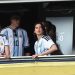 Dua Lipa acompanha partida de futebol na Argentina entre Boca Juniors e River Plate — Foto: Alejandro Pagni/AFP