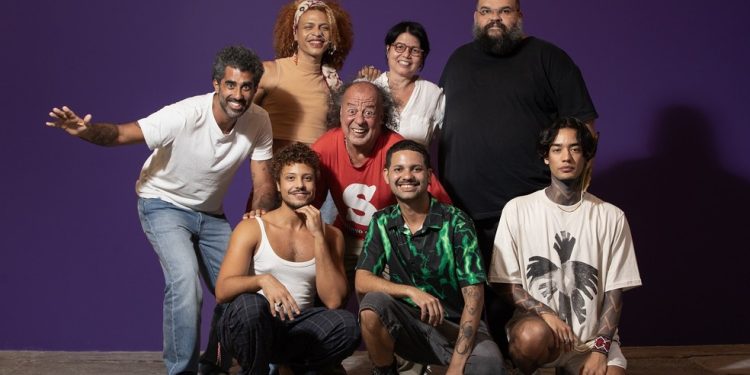 Em sentido horário, os artistas Fernando Sawaya, Pedra Silva, Yoko Nishio e Arthur Chaves (em pé); Mandú, Juniara Albuquerque, Ronald Duarte e Vicente Baltar (agachados) — Foto: Ana Branco