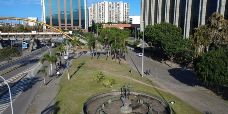 Dança das Águas. Chafariz em frente à prefeitura segue sem funcionar — Foto: Custodio Coimbra