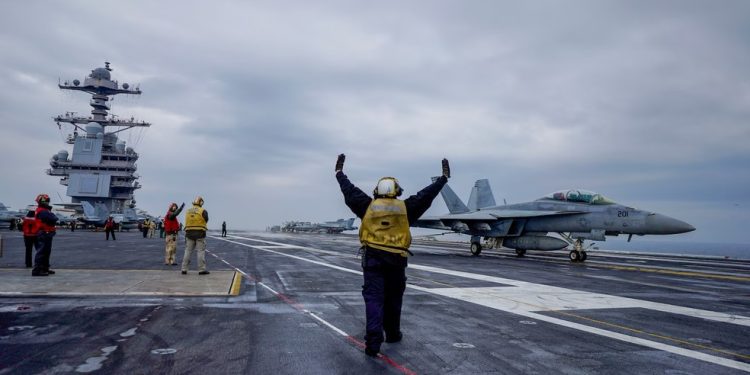 Porta-aviões USS Gerald R. Ford, da Marinha dos EUA, o maior do mundo, no Caribe para apoiar operações de combate ao narcotráfico — Foto: Hakon Mosvold Larsen/AFP