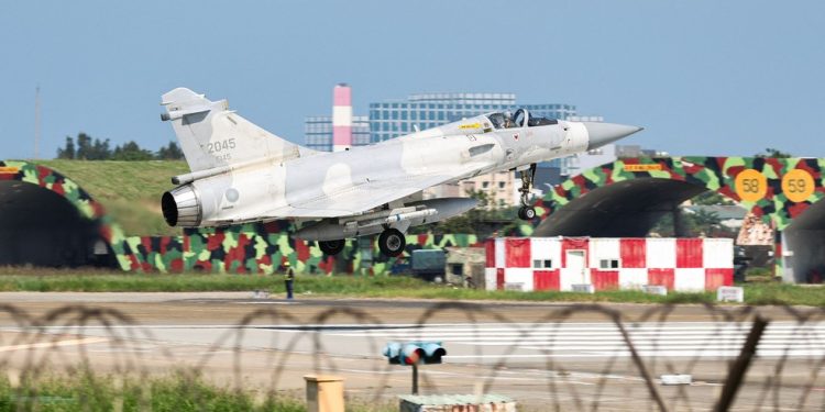 Um caça Mirage 2000 da Força Aérea de Taiwan decola de uma base da força aérea em Hsinchu — Foto: I-Hwa CHENG / AFP