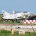 Um caça Mirage 2000 da Força Aérea de Taiwan decola de uma base da força aérea em Hsinchu — Foto: I-Hwa CHENG / AFP