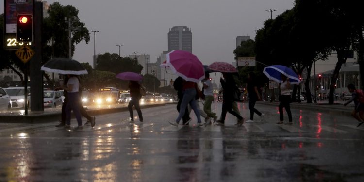 Previsão do tempo no Rio aponta semana de céu nublado a encoberto, com pancadas de chuva — Foto: Marcelo Theobald/Agência O Globo