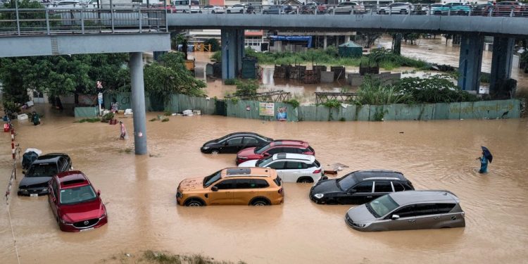 Chuvas intensas e deslizamentos no Vietnã deixam ao menos 16 mortos e casas submersas — Foto: AFP