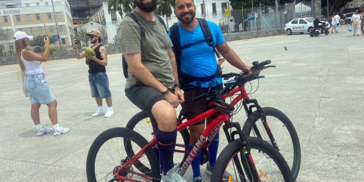 Ciclistas comemoram ciclofaixa da Praça Mauá ao Leblon — Foto: Thomaz Rocha