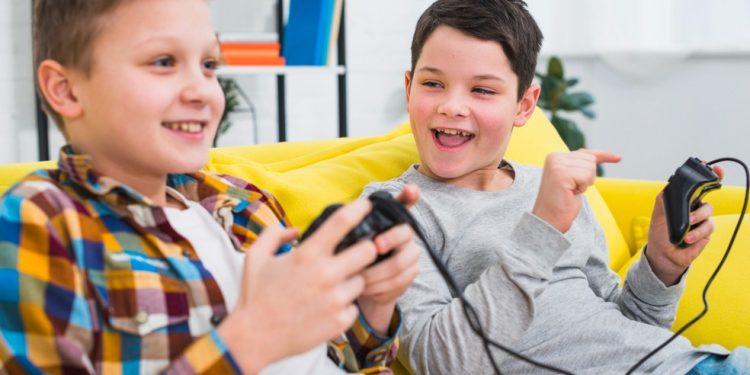 Considerados vilões durante décadas, os jogos eletrônicos online ofereceram uma forma natural para crianças e adolescentes se conectarem durante períodos de isolamento — Foto: Freepik